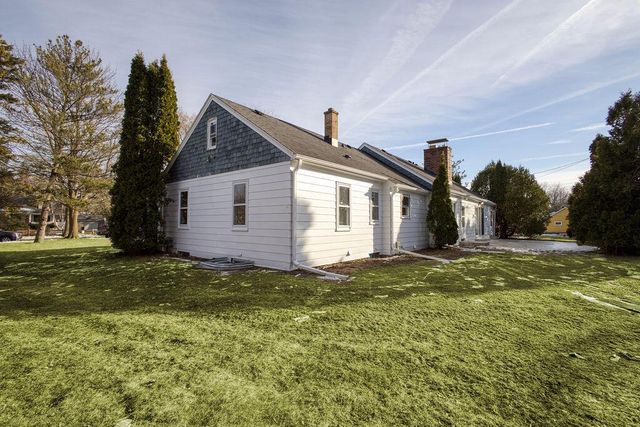 7245 N Seneca AVENUE, Glendale, WI 53217