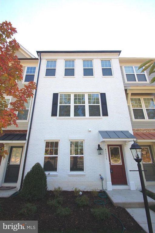 43975 EASTGATE VIEW DR, Chantilly, VA 20152