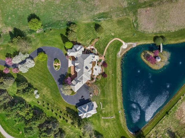 N84W36411 Riverwood LANE, Oconomowoc, WI 53066