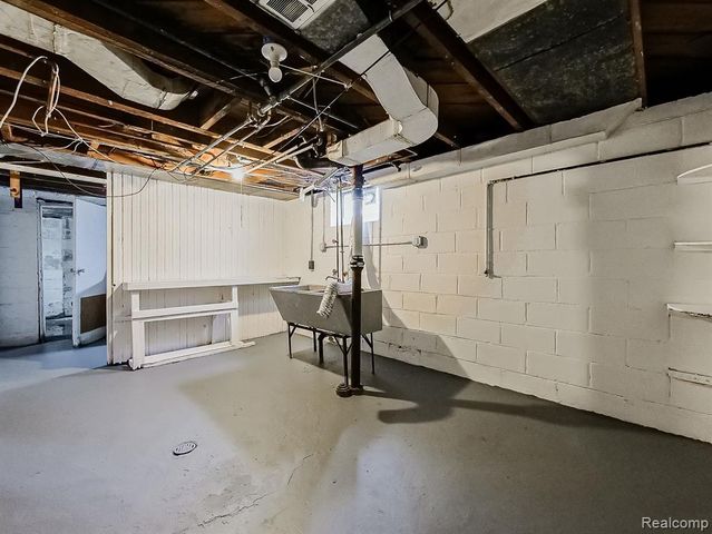 18242 Mendota Street, Detroit, MI 48221