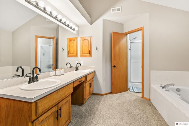 2001 Liberty Lane, Papillion, NE 68133