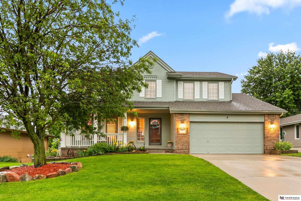 2001 Liberty Lane, Papillion, NE 68133