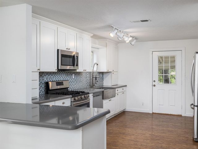 2591 Spring Valley DR, Dripping Springs, TX 78620