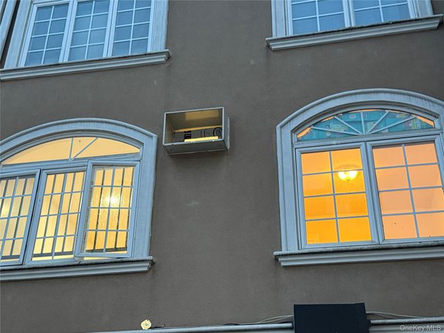 176-6 Jamaica Avenue Street 2nd, Jamaica, NY 11432