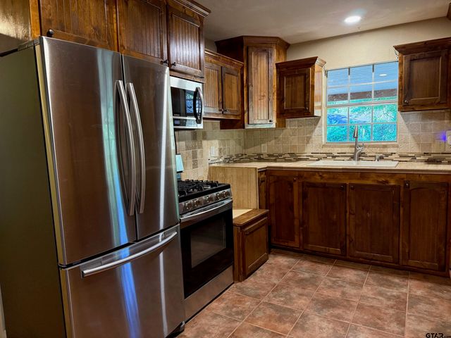 21254 Sylvan Ln, Chandler, TX 75758