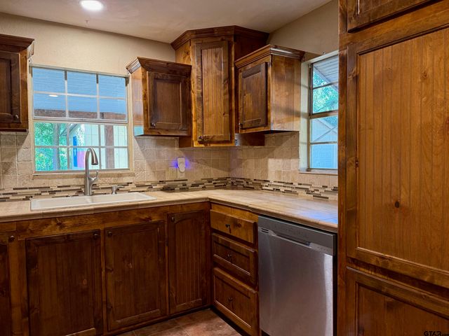 21254 Sylvan Ln, Chandler, TX 75758