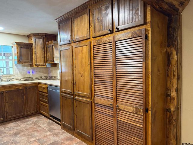 21254 Sylvan Ln, Chandler, TX 75758