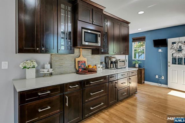 18 Gardiner Place, Montclair, NJ 07042