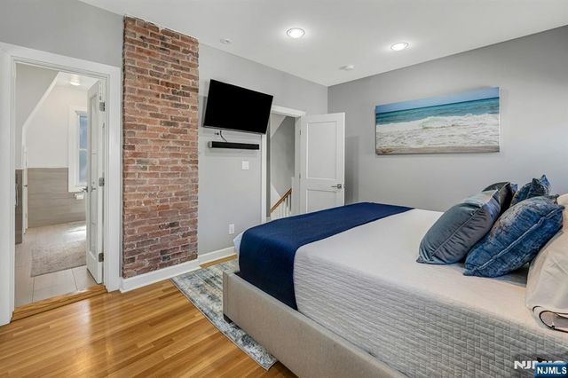18 Gardiner Place, Montclair, NJ 07042