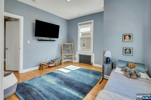 18 Gardiner Place, Montclair, NJ 07042