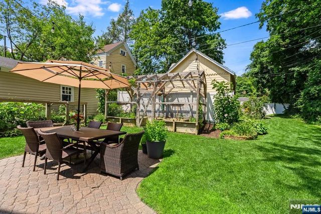 18 Gardiner Place, Montclair, NJ 07042