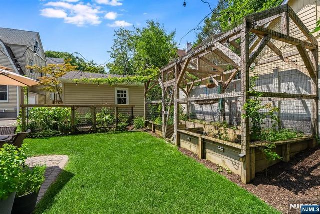 18 Gardiner Place, Montclair, NJ 07042