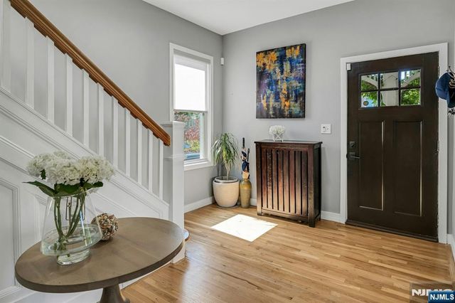 18 Gardiner Place, Montclair, NJ 07042