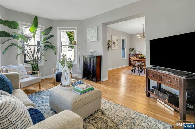 18 Gardiner Place, Montclair, NJ 07042