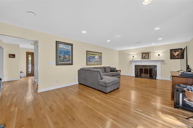 5369 W Bloomfield Lake Road, West Bloomfield Charter Township, MI 48323