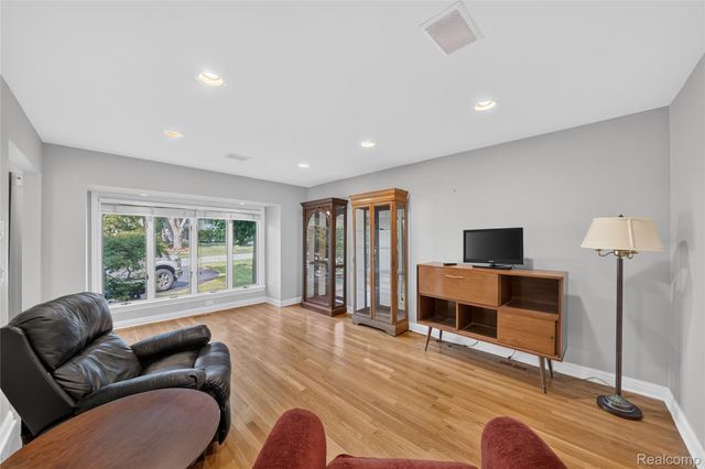 5369 W Bloomfield Lake Road, West Bloomfield Charter Township, MI 48323
