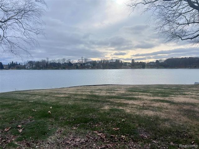 9136 Shinanguag Drive, Goodrich, MI 48438