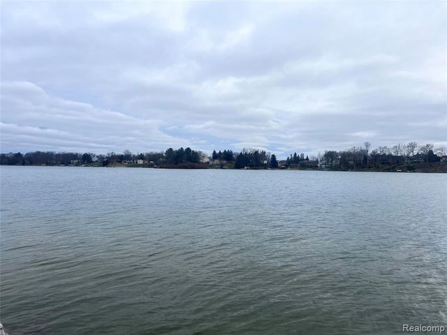 9136 Shinanguag Drive, Goodrich, MI 48438