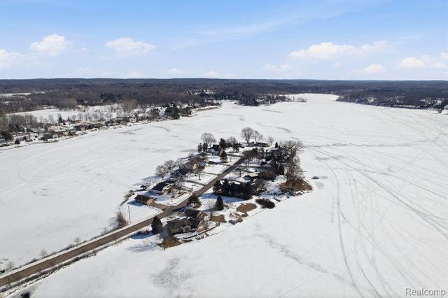 9136 Shinanguag Drive, Goodrich, MI 48438