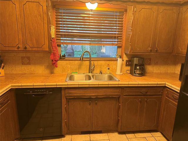 1800 N RollingRidge Avenue, Bethany, OK 73008