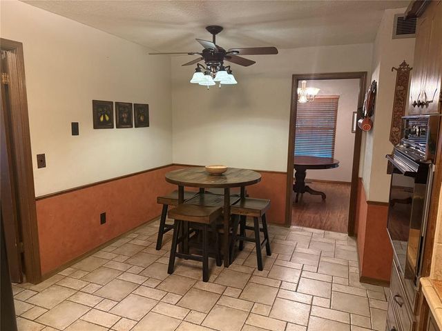 1800 N RollingRidge Avenue, Bethany, OK 73008