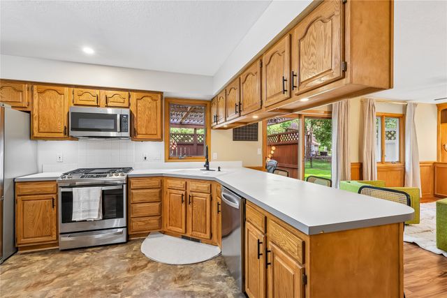 5866 S Winwood Drive, Johnston, IA 50131