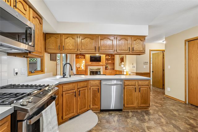 5866 S Winwood Drive, Johnston, IA 50131