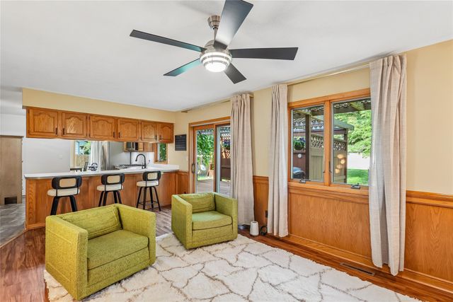 5866 S Winwood Drive, Johnston, IA 50131