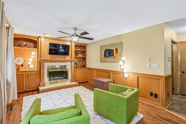 5866 S Winwood Drive, Johnston, IA 50131