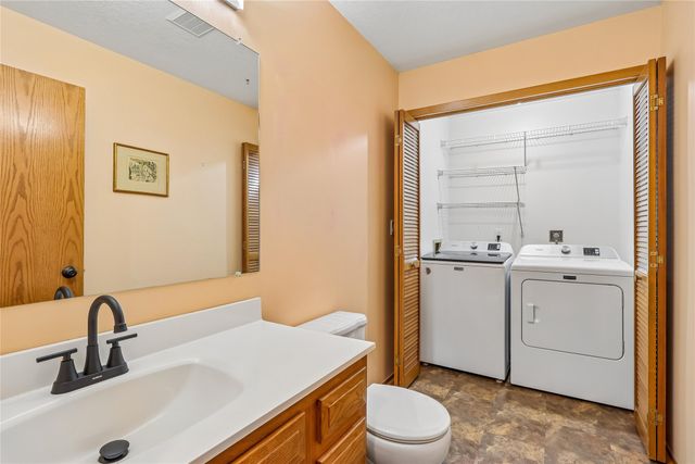 5866 S Winwood Drive, Johnston, IA 50131