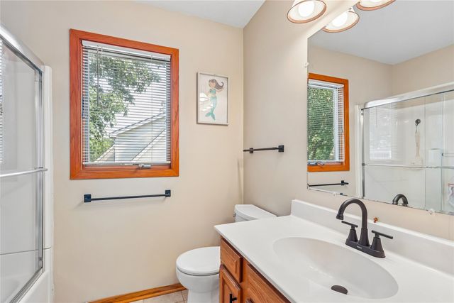 5866 S Winwood Drive, Johnston, IA 50131