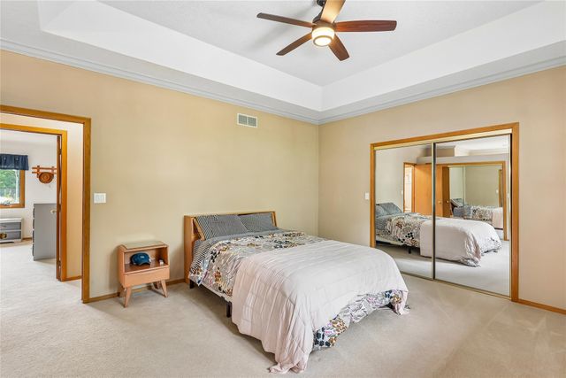5866 S Winwood Drive, Johnston, IA 50131