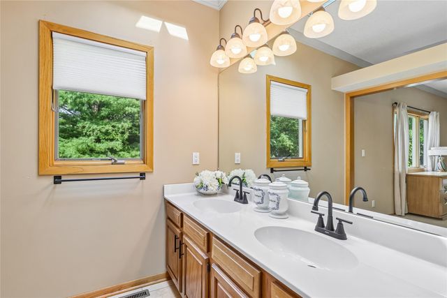 5866 S Winwood Drive, Johnston, IA 50131