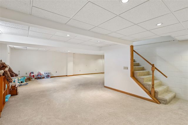 5866 S Winwood Drive, Johnston, IA 50131