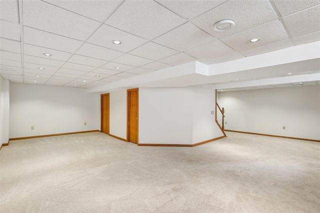 5866 S Winwood Drive, Johnston, IA 50131
