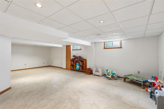5866 S Winwood Drive, Johnston, IA 50131