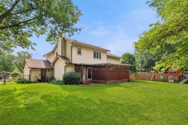 5866 S Winwood Drive, Johnston, IA 50131