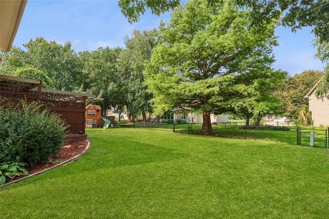 5866 S Winwood Drive, Johnston, IA 50131