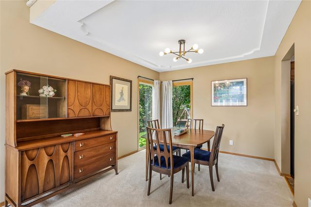 5866 S Winwood Drive, Johnston, IA 50131