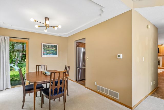 5866 S Winwood Drive, Johnston, IA 50131