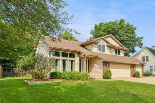 5866 S Winwood Drive, Johnston, IA 50131