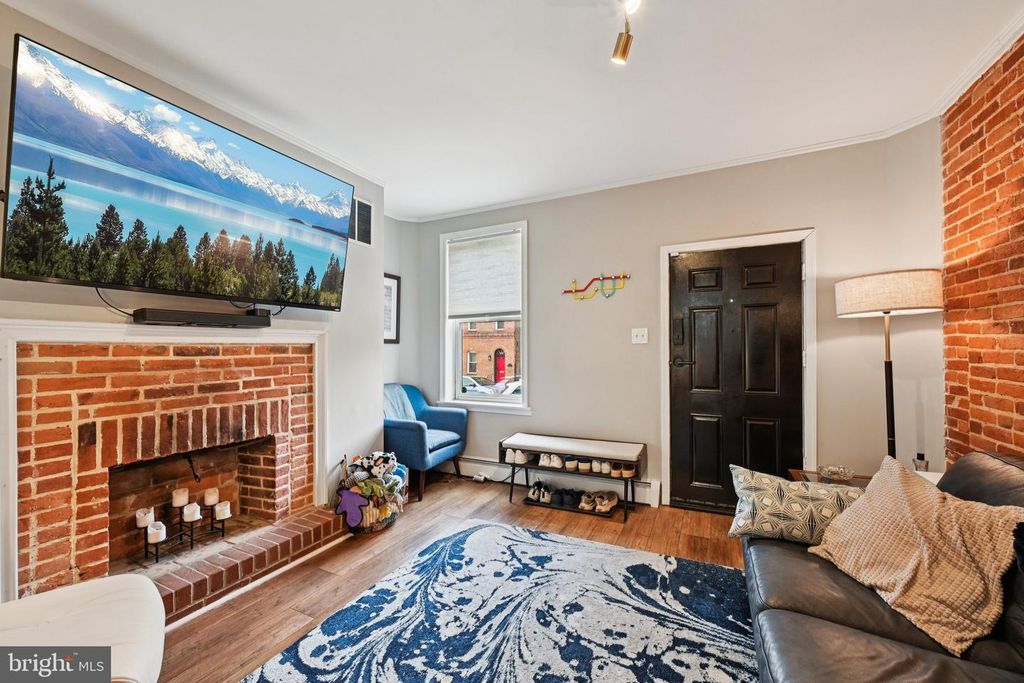 Image 10 of property listing at 219 S WASHINGTON ST, Baltimore, MD 21231