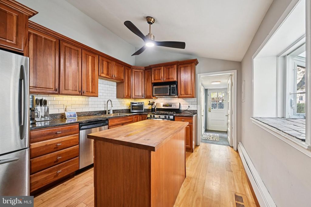 Image 16 of property listing at 219 S WASHINGTON ST, Baltimore, MD 21231