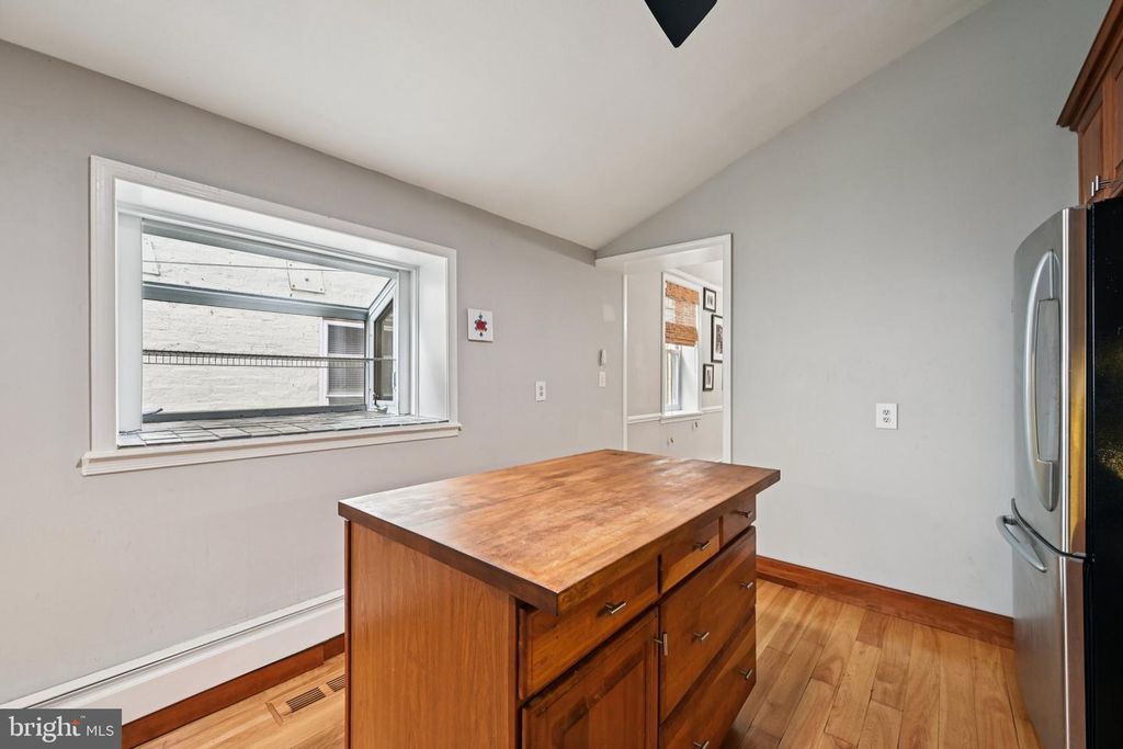 Image 18 of property listing at 219 S WASHINGTON ST, Baltimore, MD 21231