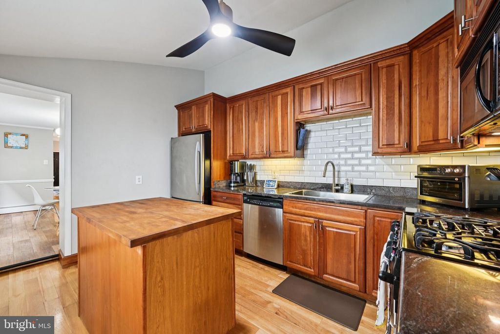 Image 19 of property listing at 219 S WASHINGTON ST, Baltimore, MD 21231