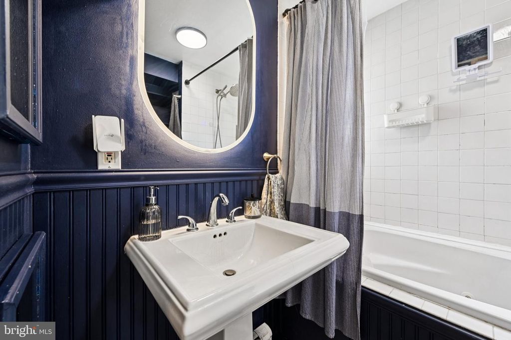 Image 25 of property listing at 219 S WASHINGTON ST, Baltimore, MD 21231