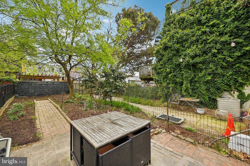 Image 33 of property listing at 219 S WASHINGTON ST, Baltimore, MD 21231