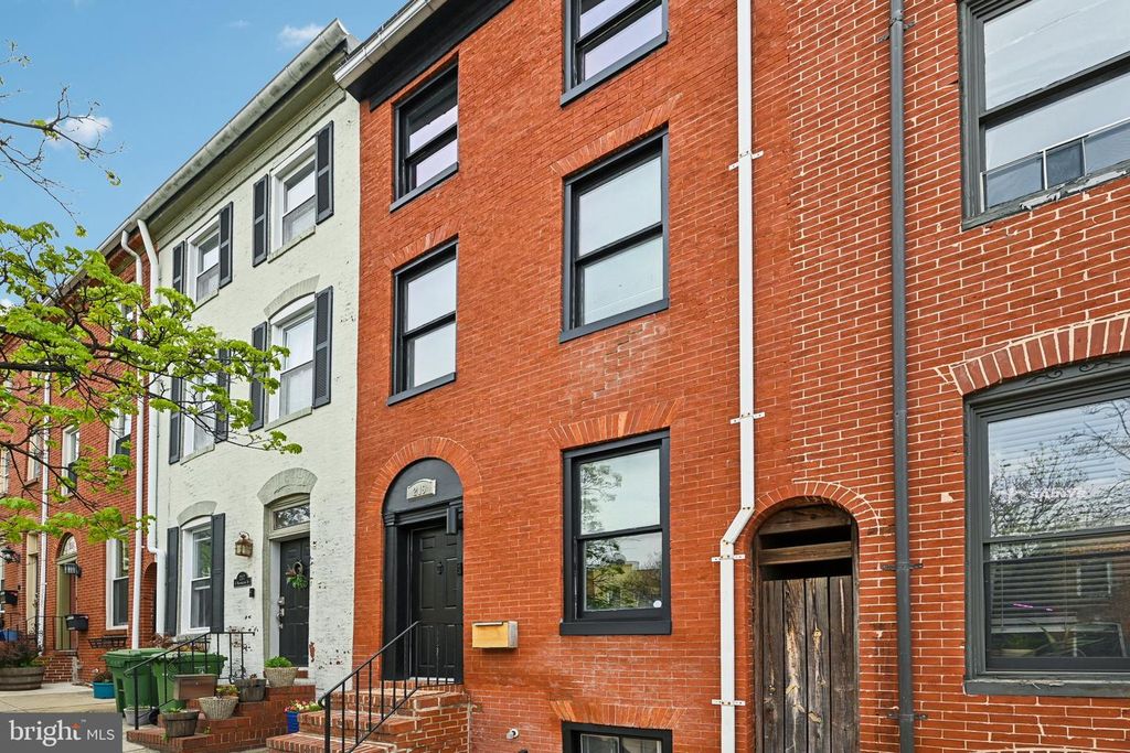 Image 4 of property listing at 219 S WASHINGTON ST, Baltimore, MD 21231