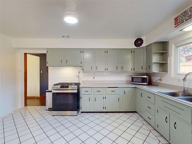 1013 W GORE Road, Erie, PA 16509