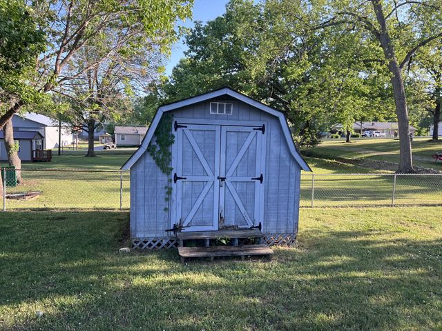 208 Cedar Ave, Linden, TN 37096